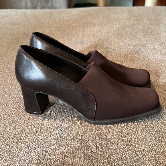 Bass womens heels; size 8 medium - Picture 3 of 6